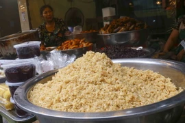 Hình ảnh người Thủ đô tất bật đi chợ mua sắm đón Tết Đoan Ngọ 