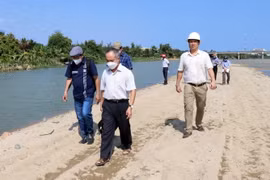Đoàn công tác của UBND tỉnh Ninh Thuận kiểm tra thực địa khu vực mỏ cát được cấp cho Công ty TNHH Bình Minh-Ninh Thuận. (Ảnh: Công Thử/TTXVN)