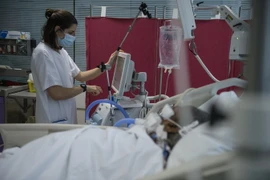 Điều trị cho bệnh nhân nhiễm COVID-19 tại bệnh viện ở Montreuil của Pháp. (Ảnh: AFP/TTXVN)