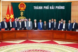 Các đại biểu chụp ảnh lưu niệm. (Ảnh: Minh Huệ/TTXVN)