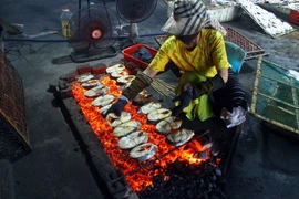 Hình ảnh nghề nướng cá nơi Làng biển Nghi Thủy vào vụ Tết 