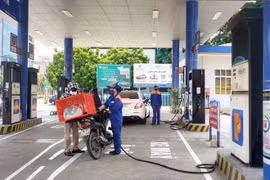 Người dân mua xăng dầu. (Ảnh: Hoàng Hùng/TTXVN)