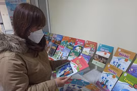 Sách giáo khoa lớp 10 mới sẽ được đưa vào giảng dạy trong các nhà trường từ năm học 2022-2023. (Ảnh: Phạm Mai/Vietnam+)