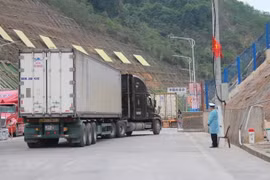 Xe xuất khẩu nông sản sang Trung Quốc. (Ảnh: Quang Duy/TTXVN)