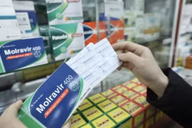Hình ảnh ngày đầu bán thuốc Molnupiravir điều trị COVID-19 