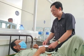 Bí thư tỉnh ủy Hồ Quốc Dũng thăm hỏi thân nhân gia đình các nạn nhân. (Ảnh: TTXVN phát)