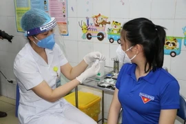 Những người được ưu tiên tiêm vắc xin COVID-19 đợt 1 tại Hải Dương là cán bộ, nhân viên y tế, các tình nguyện viên tham gia tuyến đầu chống dịch. (Ảnh: Mạnh Minh/TTXVN)