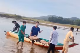 Lực lượng chức năng huyện Tân Phú, Đồng Nai đưa một nạn nhân lên bờ. (Nguồn: tuoitre.vn)