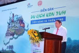 Bộ trưởng Bộ Văn hóa, Thể thao và Du lịch Nguyễn Văn Hùng phát biểu tại diễn đàn. (Ảnh: Dư Toán/TTXVN)