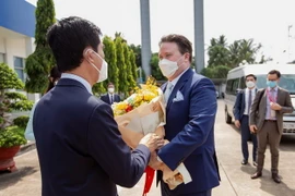 Đại diện Vinamilk tiếp đón Tân Đại sứ Marc Evans Knapper và đoàn công tác Đại sứ quán Hoa Kỳ. (Nguồn: Vinamilk)