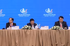Đoàn chủ tọa Hội thảo "Phát triển thị trường vốn và thị trường bất động sản." (Nguồn: kinhtetrunguong.vn)