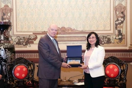 Phó Chủ tịch UBND Thành phố Hồ Chí Minh Phan Thị Thắng trao tặng mô hình tòa nhà trụ sở UBND Thành phố cho Bộ trưởng Ngoại thương và Đầu tư nước ngoài Cuba Rodrigo Malmierca Diaz. (Ảnh: Xuân Khu/TTXVN)