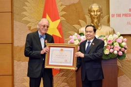 Phó Chủ tịch Thường trực Quốc hội Trần Thanh Mẫn thay mặt Lãnh đạo Đảng, Nhà nước trao tặng Huân chương Hữu nghị của Chủ tịch nước Cộng hòa xã hội Chủ nghĩa Việt Nam cho ông Anders Johnsson, nguyên Tổng Thư ký Liên minh Nghị viện thế giới (IPU). (Ảnh: Phạ