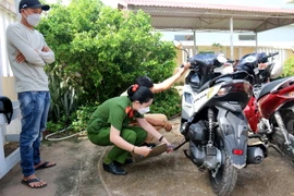 Triển khai thí điểm cấp đăng ký xe môtô tại Công an xã Tân Tiến, thị xã La Gi, tỉnh Bình Thuận. (Ảnh: Nguyễn Thanh/TTXVN)
