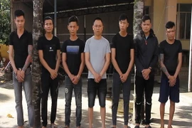 Nhóm đối tượng hoạt động tín dụng đen bị bắt giữ. (Ảnh: TTXVN phát)
