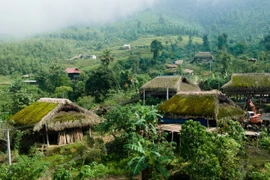 Hình ảnh độc đáo những mái nhà rêu nép mình trên dãy Tây Côn Lĩnh 