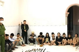 Lực lượng công an bắt giữ nhóm thanh thiếu niên ở một nhà trọ tại ấp 7, xã Xuân Tâm, huyện Xuân Lộc, tỉnh Đồng Nai, chuẩn bị hung khí đi hỗn chiến bị công an bắt giữ. (Ảnh: TTXVN phát)