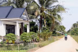 Đường giao thông và nhà dân xây dựng khang trang ở xã nông thôn mới. (Ảnh: Lê Huy Hải/TTXVN)
