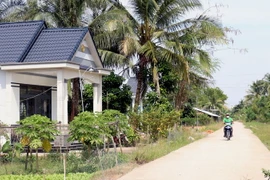 Đường giao thông và nhà dân xây dựng khang trang ở xã nông thôn mới. (Ảnh: Lê Huy Hải/TTXVN)