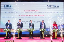 Các đại biểu ấn nút Khởi động Dự án “Nâng cao năng lực cảnh báo sớm và quản lý rủi ro cho khu vực tài chính Việt Nam.” (Ảnh: Thanh Vân/TTXVN)