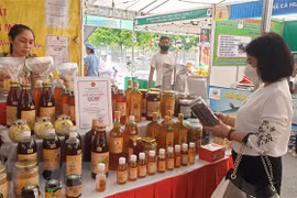 Người dân Thủ đô tham quan và mua sắm tại hội chợ giới thiệu sản phẩm OCOP. (Ảnh: Phương Anh/TTXVN)