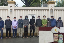 Các đối tượng và tang vật đánh bạc. (Ảnh: Trịnh Duy Hưng/TTXVN)