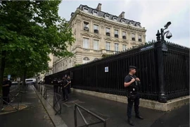 Cảnh sát Pháp đứng bên ngoài Đại sứ quán Qatar ở Paris ngày 23/5. (Nguồn: AFP/Getty Images)