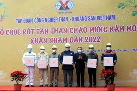 Bí thư Tỉnh ủy Nguyễn Xuân Ký tặng quà đầu Xuân cho công nhân ngành Than. (Ảnh: TTXVN phát)