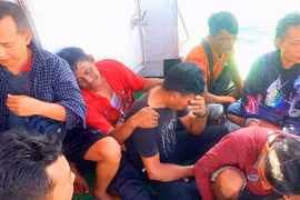Công nhân nhập cư ngồi trên thuyền trong chiến dịch cứu hộ ở vùng biển ngoài khơi Indonesia. (Nguồn: AFP)