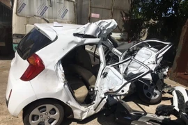 Xe ôtô con biến dạng sau va chạm với xe ôtô khách. (Ảnh: TTXVN phát)