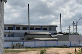 Khu vực lò đốt của Công ty cổ phần may Tây Sơn gần sát một khu dân cư mới được xây dựng. (Ảnh: TTXVN phát)