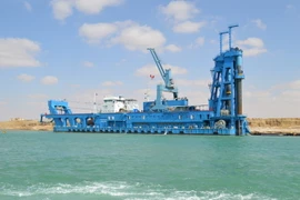 Một tàu cuốc đang làm việc trên công trường. (Ảnh: Nguyễn Trường/TTXVN)