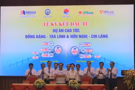 Các bên thực hiện ký kết hợp tác đầu tư dự án cao tốc Đồng Đăng (Lạng Sơn)-Trà Lĩnh (Cao Bằng) và Hữu Nghị-Chi Lăng. (Ảnh: Chu Hiệu/TTXVN)