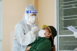 Lực lượng y tế lẫy mẫu xét nghiệm cho người dân thành phố Buôn Ma Thuột. (Ảnh: Tuấn Anh/TTXVN)