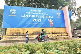 Áp phích cổ động cho SEA Games 31 được đặt trên phố Trần Nhân Tông. (Ảnh: Hoàng Hiếu/TTXVN)