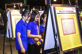 Các bạn đoàn viên xem thư tịch cổ có nội dung về quần đảo Hoàng Sa, Trường Sa. (Nguồn: bvhttdl.gov.vn)
