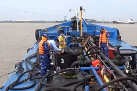 Tàu HP-4677 chở 25 ngàn lít dầu DO không rõ nguồn gốc bị tạm giữ. (Ảnh: Minh Huệ/TTXVN)