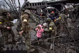 Người dân Ukraine sơ tán tránh chiến sự tại thành phố Irpin, phía Tây Bắc Kyiv, Ukraine. (Ảnh: AFP/TTXVN)