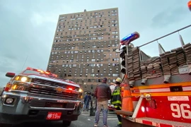Lực lượng cứu hỏa làm nhiệm vụ tại hiện trường vụ hỏa hoạn ở New York, Mỹ, ngày 9/1 vừa qua. (Ảnh: THX/TTXVN)