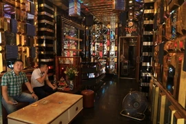 [Photo] Hà Nội: Các dịch vụ karaoke, massage, Internet hoạt động lại