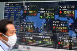 Bảng điện tử thông báo chỉ số Nikkei 225 tại thị trường chứng khoán Tokyo. (Ảnh: AFP/TTXVN)