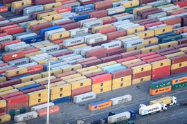 Cảng container ở Hamburg, Đức. (Ảnh: REUTERS/TTXVN)