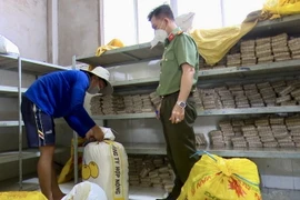 Lực lượng chức năng phát hiện, thu giữ số chả đòn chay chứa hàn the (Borax) tại cơ sở H.H. (Ảnh: TTXVN phát)