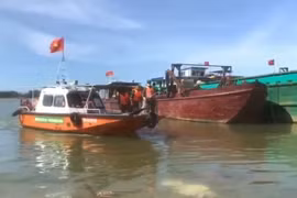 Lực lượng chức năng đưa các ngư dân gặp nạn về đất liền. (Nguồn: laodong.vn)