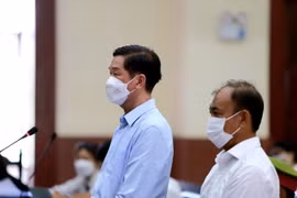 Bị cáo Trần Vĩnh Tuyến (trái), nguyên Phó Chủ tịch UBND Thành phố Hồ Chí Minh và Lê Tấn Hùng, nguyên Tổng Giám đốc SAGRI kháng cáo xin giảm nhẹ hình phạt. (Ảnh: Thành Chung/TTXVN)