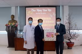 Thay mặt Tỉnh ủy, HĐND, UBND tỉnh Hải Dương, Ủy viên Trung ương Đảng, Bí thư Tỉnh ủy Hải Dương Phạm Xuân Thăng (phải) thăm hỏi, tặng quà cho cán bộ, bác sỹ, nhân viên y tế Bệnh viện Phổi Hải Dương. (Ảnh: Mạnh Tú/TTXVN)