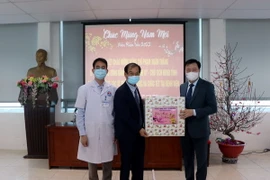 Thay mặt Tỉnh ủy, HĐND, UBND tỉnh Hải Dương, Ủy viên Trung ương Đảng, Bí thư Tỉnh ủy Hải Dương Phạm Xuân Thăng (phải) thăm hỏi, tặng quà cho cán bộ, bác sỹ, nhân viên y tế Bệnh viện Phổi Hải Dương. (Ảnh: Mạnh Tú/TTXVN)