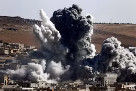 Khói bụi bay lên sau một vụ không kích của Mỹ tại Syria. (Nguồn: Reuters)
