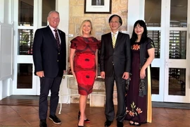 Đại sứ Nguyễn Tất Thành và phu nhân chụp ảnh cùng Thống đốc Bắc Australia Vicki O’Hallorand và phu quân. (Ảnh: TTXVN phát)
