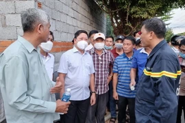 Chủ tịch UBND tỉnh Ninh Thuận Trần Quốc Nam (áo sơmi trắng, giữa) kiểm tra hiện trường, chỉ đạo công tác tìm kiếm những người còn mắc kẹt trong vụ cháy. (Ảnh: Nguyễn Thành/TTXVN)